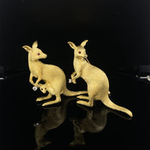 Cargar imagen en el visor de la galería, Gold animal pin brooch kangaroo