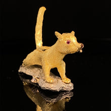 Cargar imagen en el visor de la galería, gold animal pin brooch jewelry chipmunk