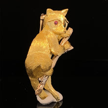 Cargar imagen en el visor de la galería, gold animal pin brooch jewelry raccoon