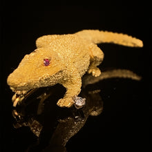 Cargar imagen en el visor de la galería, gold animal pin brooch jewelry alligator
