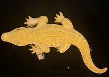 Cargar imagen en el visor de la galería, gold animal pin brooch jewelry alligator