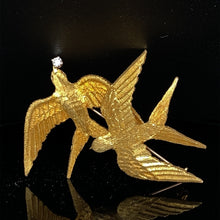 Cargar imagen en el visor de la galería, gold animal pin Brooch swallow