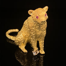 Cargar imagen en el visor de la galería, gold animal pin brooch jewelry cheetah