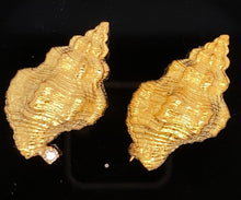 Cargar imagen en el visor de la galería, Concha marina, pequeña caracola de Tritón con un diamante