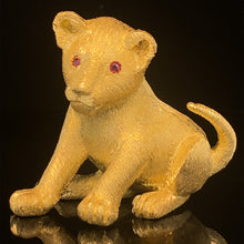 Load image into Gallery viewer, gold animal pin brooch jewelry lion cub