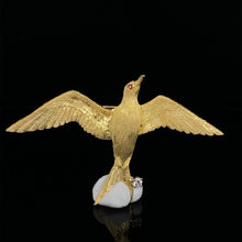 Cargar imagen en el visor de la galería, Gold animal pin brooch frigate bird