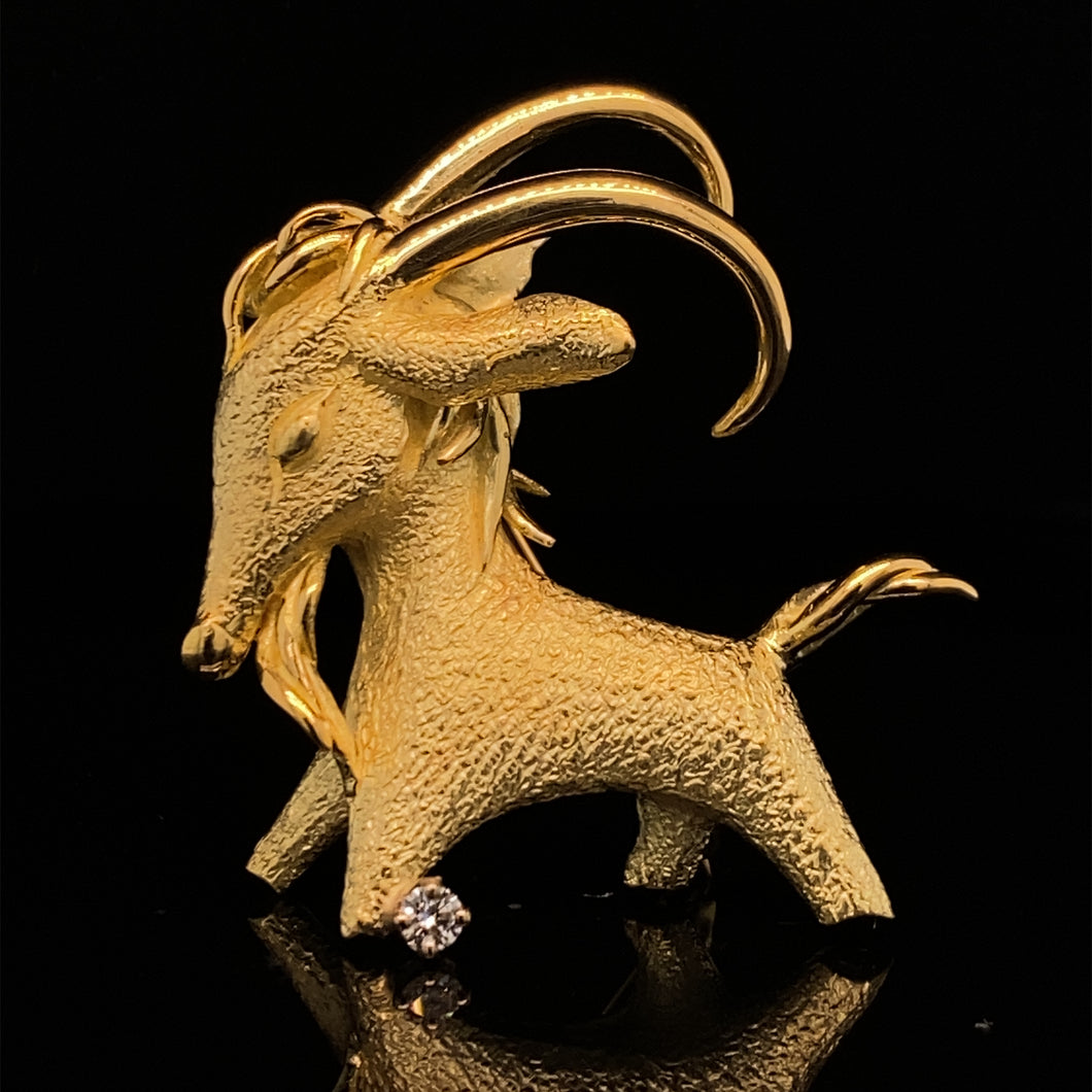 gold animal pin brooch zodiac sign capricorn jewelry  van cleef Arpels