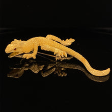 Load image into Gallery viewer, gold animal pin brooch jewelry Salamander
