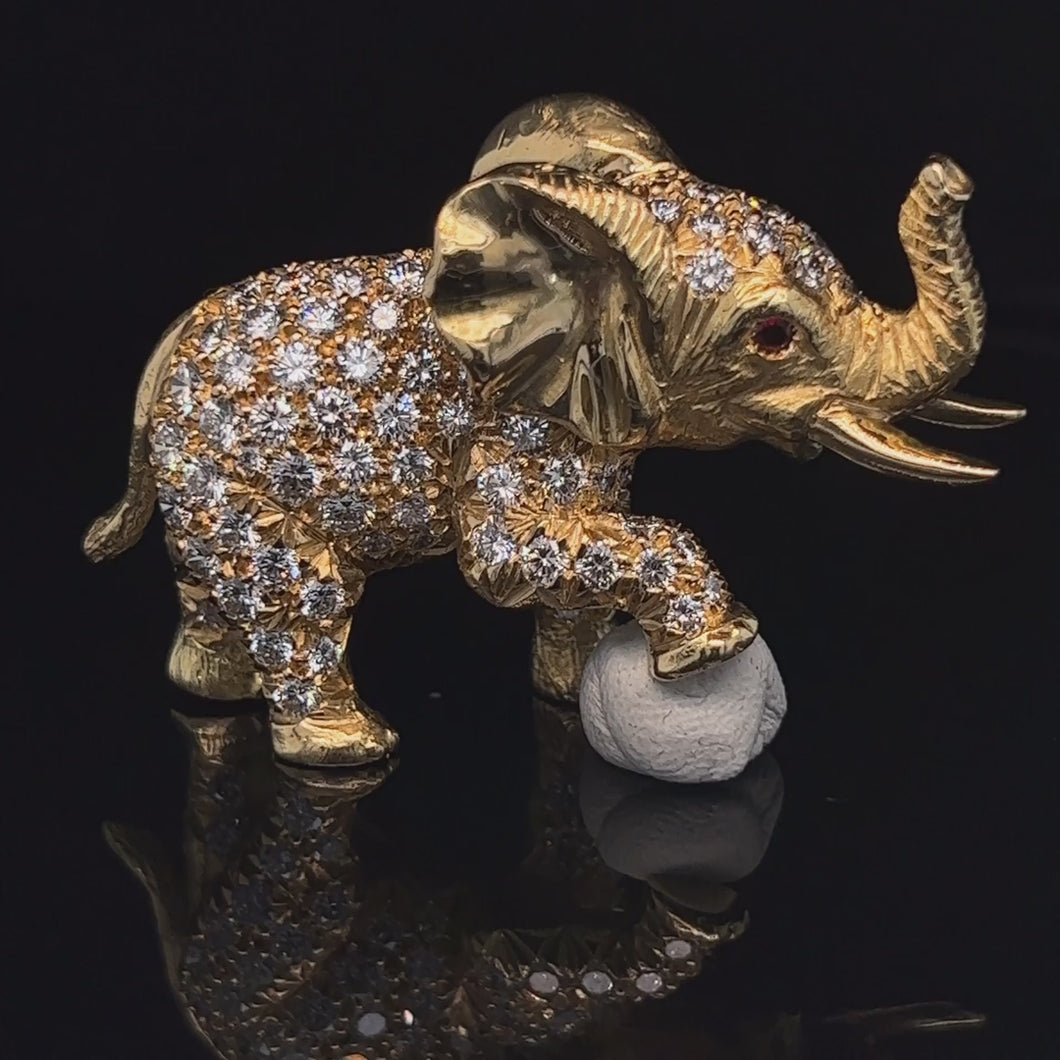 Elephant, posing Elephant with 99 Diamonds